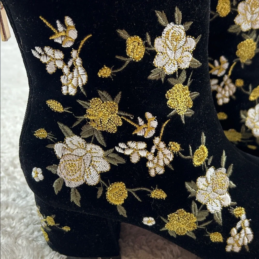 Forever 21 black floral embroidered booties, size‎ 8